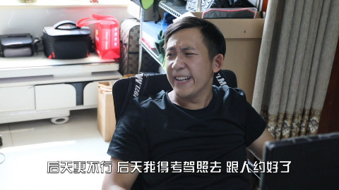 女同事向男同事嘘寒问暖,男同事榆木脑袋不开窍,活该单身!